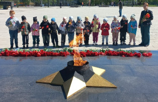 Возложение цветов к памятнику героям Великой Отечественной войны Возложение цветов к памятнику героям Великой Отечественной войны.