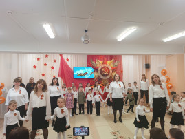 Торжественный концерт "Мы мир храним, пока мы помним о войне" Торжественный концерт "Мы мир храним, пока мы помним о войне".